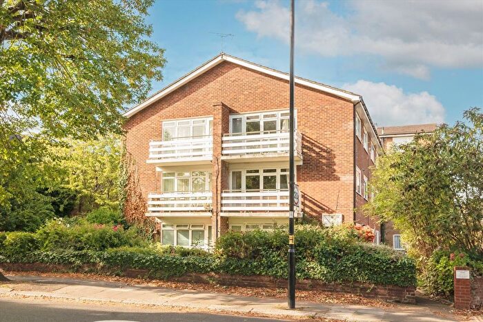 2 Bedroom Flat To Rent In Glenmore Lawns, West Ealing, W13