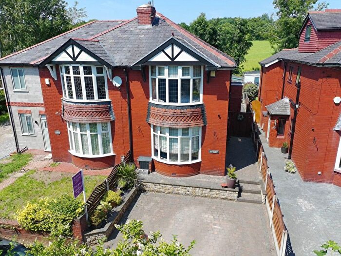 2 Bedroom Semi-Detached House For Sale In Heights Lane, Oldham, OL1