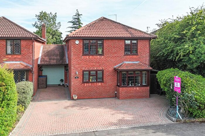4 Bedroom Link Detached House For Sale In Moor End, Maidenhead, Berkshire, SL6