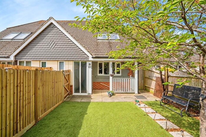 3 Bedroom Semi-Detached House For Sale In Hamilton Close, Waterlooville, PO8