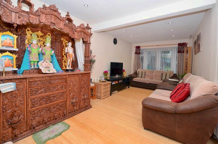 3 Bedroom End Terrace House For Sale In Farm Avenue, Wembley, Greater London, HA0