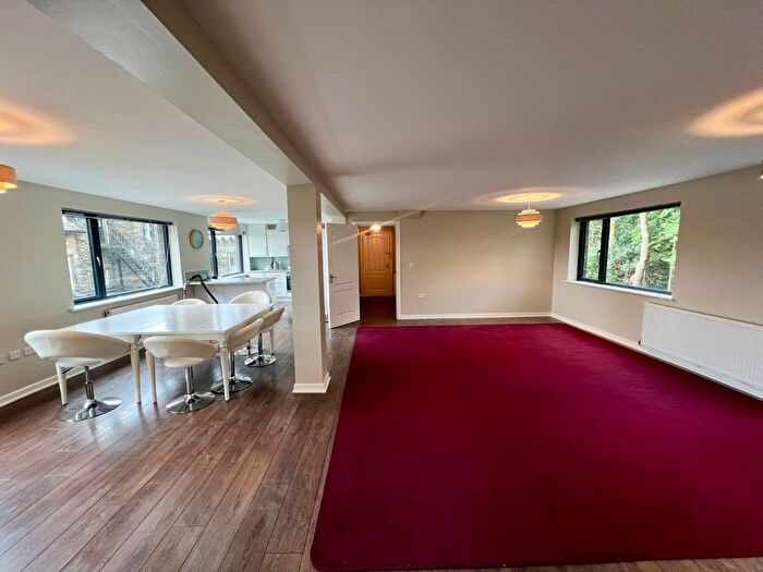 3 Bedroom Flat To Rent In Weetwood Lane, Weetwood, Leeds, LS16