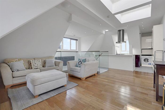 2 Bedroom Flat To Rent In Chatsworth Road, Mapesbury, London, NW2