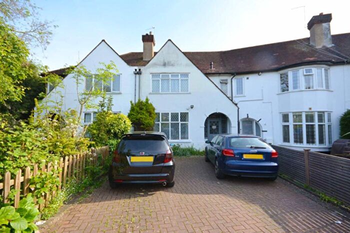 Studio To Rent In Woodland Way, London, NW7