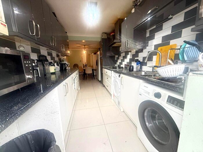 5 Bedroom Terraced House For Sale In East Avenue, Hayes, UB3