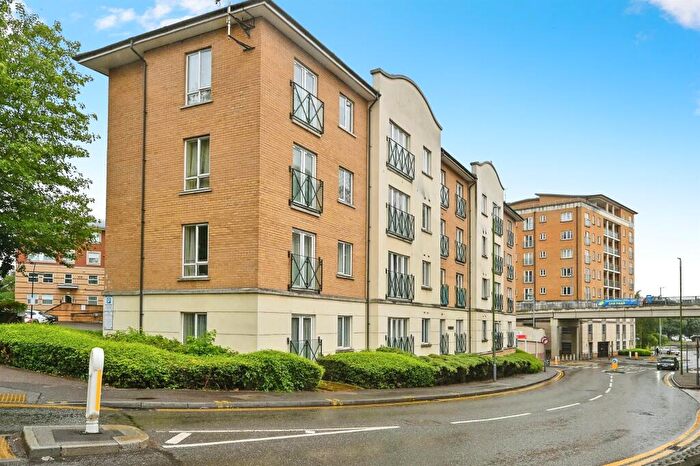 2 Bedroom Flat For Sale In Selden Hill, Hemel Hempstead, HP2