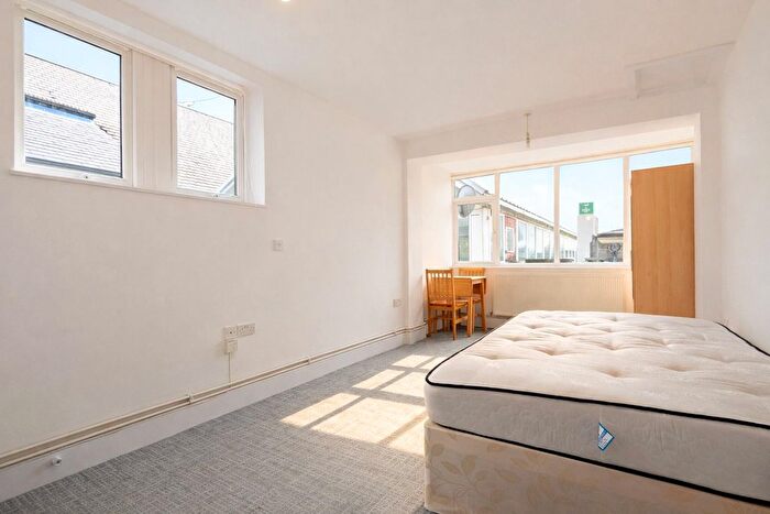 Studio To Rent In - High Road, London, N12