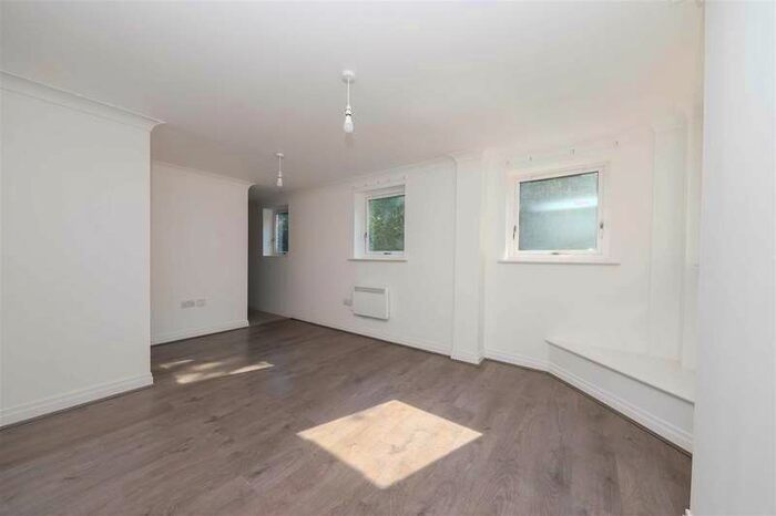 2 Bedroom Apartment To Rent In Lucida Court, Watford, WD18