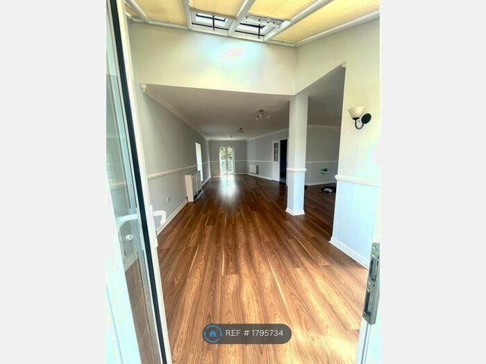 3 Bedroom Semi-Detached House To Rent In Kingfisher Drive, Greenhithe, DA9