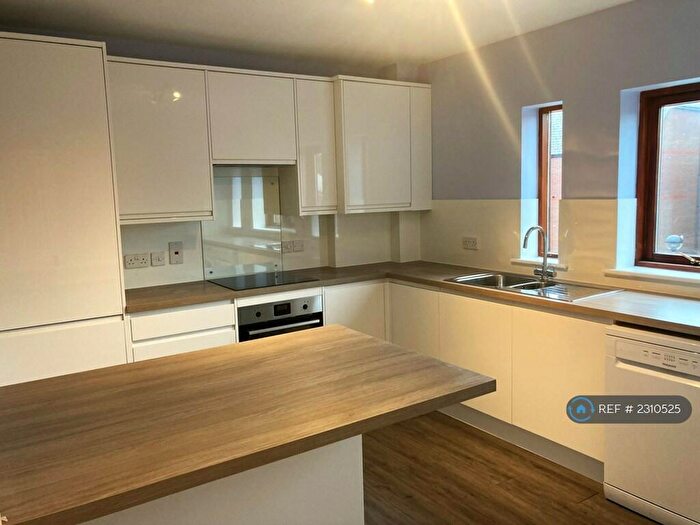 2 Bedroom Flat To Rent In Ashtree Court, St. Albans, AL1