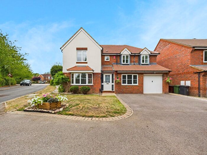 5 Bedroom Detached House For Sale In Farriers Close, Bramley, RG26