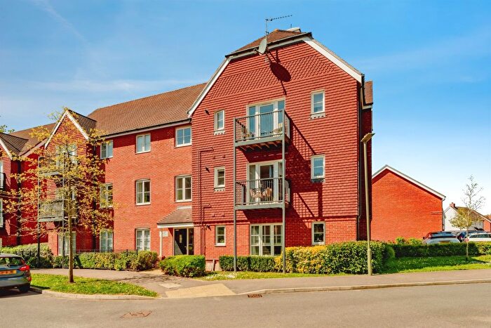 2 Bedroom Flat For Sale In Webber Street, Horley, RH6