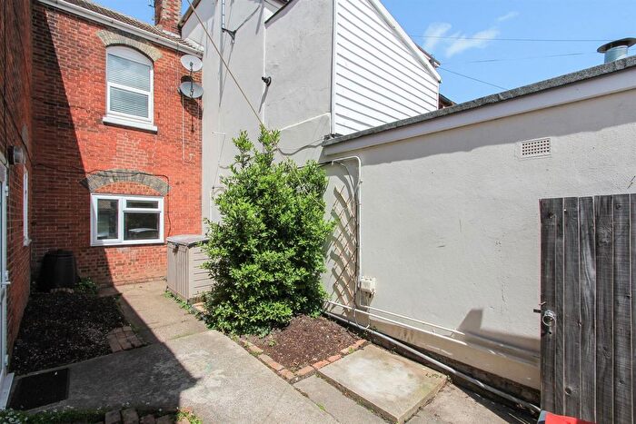 2 Bedroom Flat To Rent In Canterbury Road, Whitstable, Kent, CT5