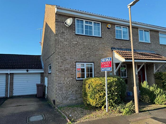 3 Bedroom Semi-Detached House For Sale In Bonningtons, Brentwood, CM13