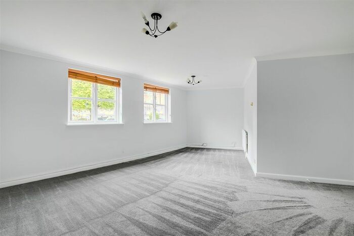 2 Bedroom Flat To Rent In Huntingdon Gardens, Chiswick, London, W4