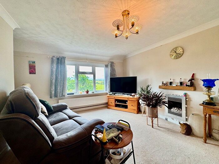 2 Bedroom Flat For Sale In Foxborough Close, Woodnesborough, Sandwich, CT13