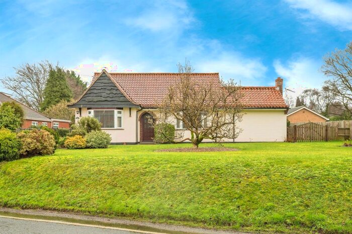4 Bedroom Detached Bungalow For Sale In The Street, Felthorpe, Norwich, NR10