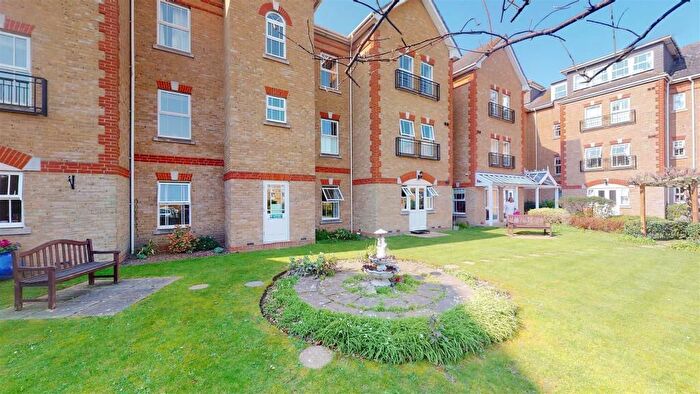 2 Bedroom Flat For Sale In Draper Close, Isleworth, TW7