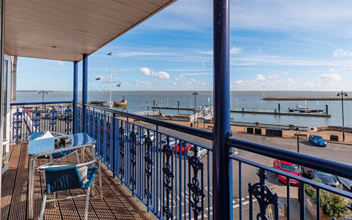 2 Bedroom Flat For Sale In Bath Road, Cowes, PO31