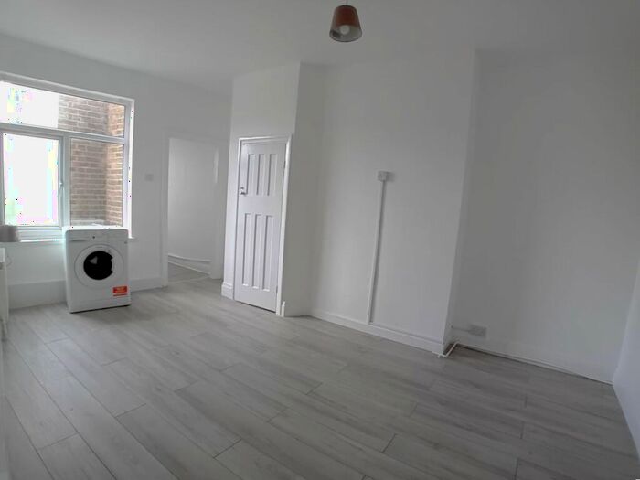 2 Bedroom Flat To Rent In Greyhound Hill, Hendon, London, NW4