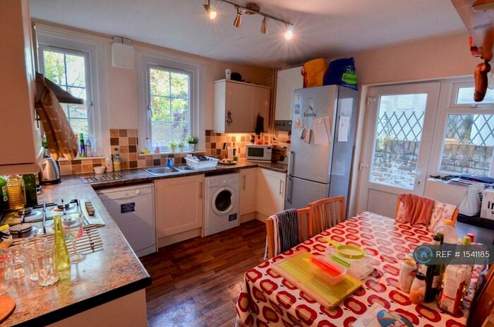 6 Bedroom End Of Terrace House To Rent In Alfred Hill, Bristol, BS2