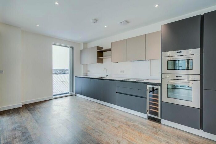 3 Bedroom Flat To Rent In Watteau Square, Croydon, CR0