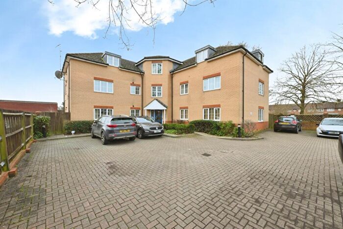 2 Bedroom Apartment For Sale In Howlands, Welwyn Garden City, AL7