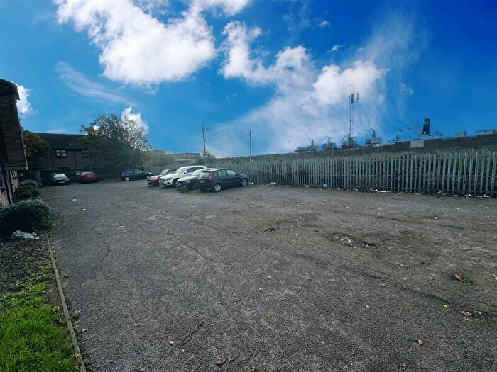 1 Bedroom Flat For Sale In Gloucester Court, Dock Road, Tilbury, RM18