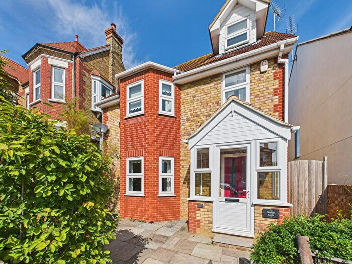 4 Bedroom Detached House For Sale In West Cliff Road, Broadstairs, CT10