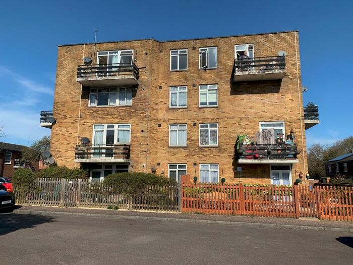 2 Bedroom Flat To Rent In Hollyfield, Harlow, CM19