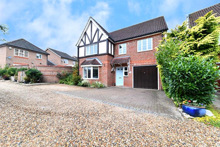 6 Bedroom Detached House For Sale In Serpentine Close, Stevenage, SG1