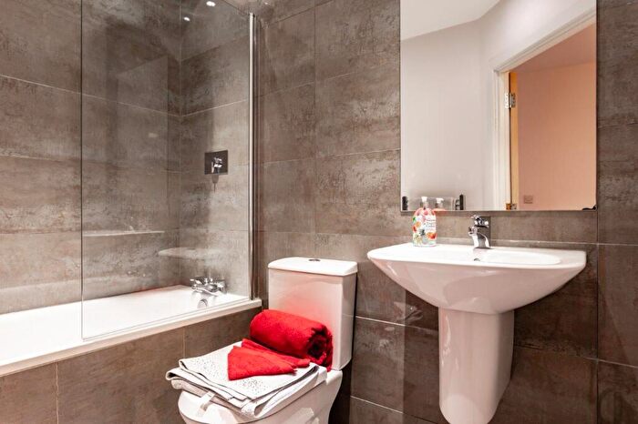 2 Bedroom Flat To Rent In Cantelupe Road, East Grinstead, RH19