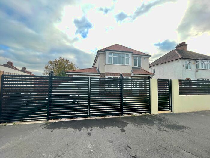 4 Bedroom Detached House To Rent In Beavers Lane, Hounslow TW4