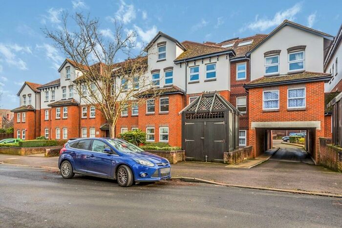 2 Bedroom Flat To Rent In Overton Road, Sutton, Surrey, SM2