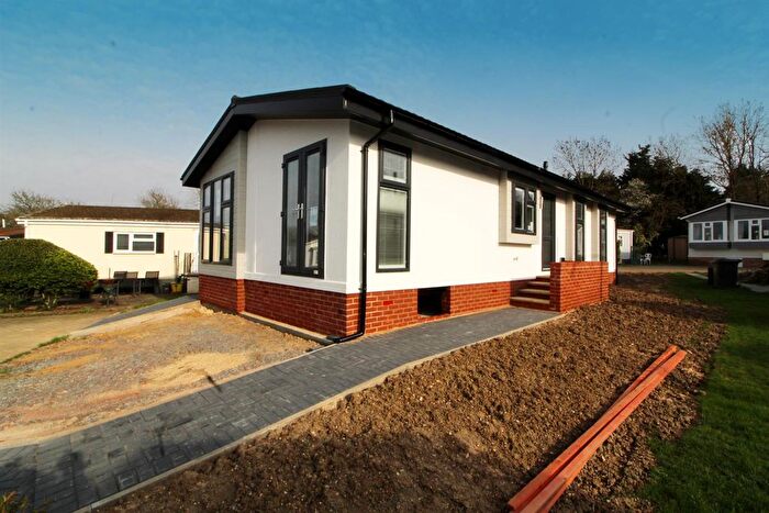 2 Bedroom Park Home For Sale In Arkley Park, Barnet, EN5