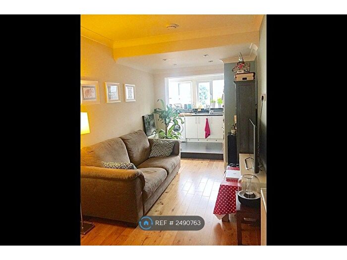 2 Bedroom Flat To Rent In Rock Street, London, N4
