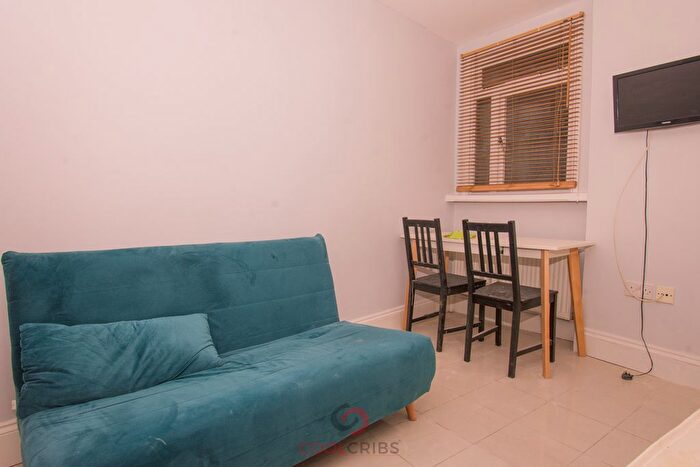 Studio To Rent In Blythe Road, Shepherds Bush, W14