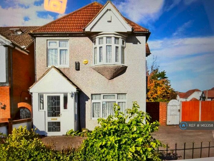 3 Bedroom Detached House To Rent In Chase Cross Road, Romford, RM5