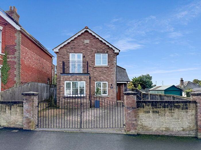 3 Bedroom Detached House For Sale In Gurnard, PO31