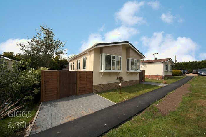 2 Bedroom Mobile/park Home For Sale In Kingsheath Park, Bower Heath Lane, Harpenden, Hertfordshire, AL5