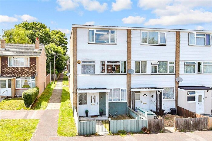 4 Bedroom Town House For Sale In Chatham Grove, Chatham, Kent, ME4