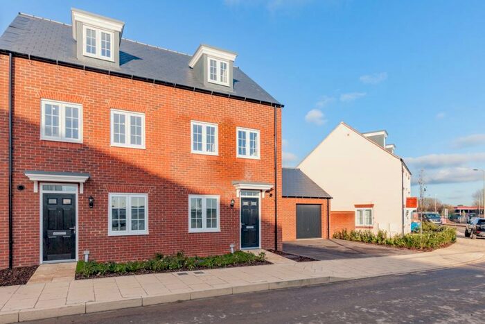 3 Bedroom Semi-Detached House To Rent In Wincanton Road, Bicester, OX26