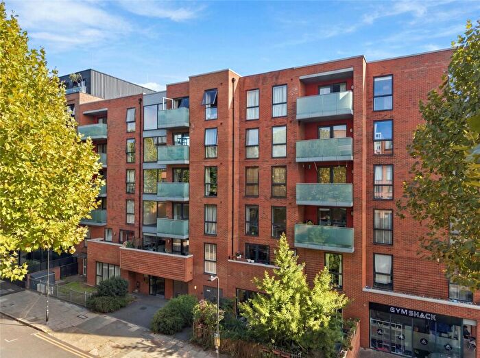 3 Bedroom Apartment For Sale In Bathurst Square, London, N15