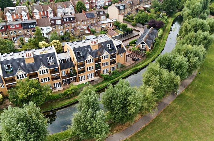 3 Bedroom Flat For Sale In Bayswater Close, London, N13