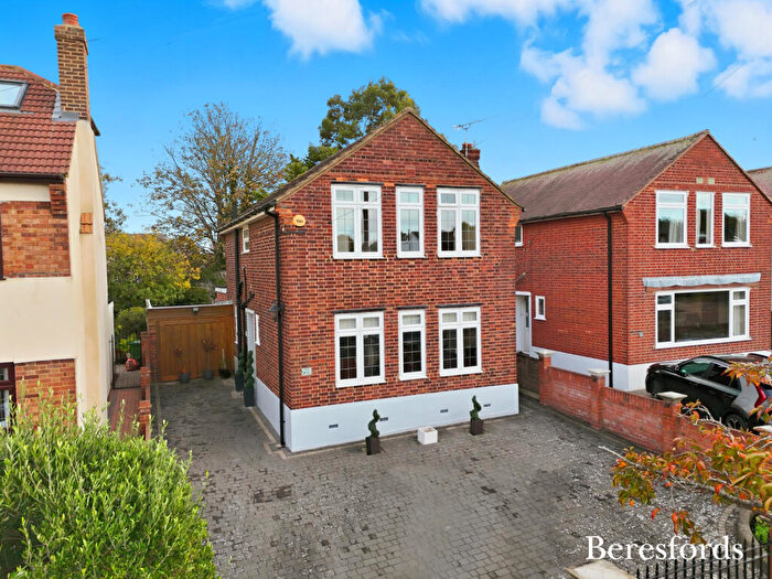 3 Bedroom Detached House For Sale In Lime Avenue, Upminster, RM14