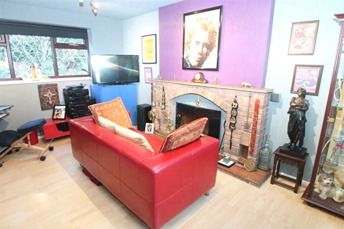 3 Bedroom Detached House For Sale In Balmoral Close, Halesowen, B62