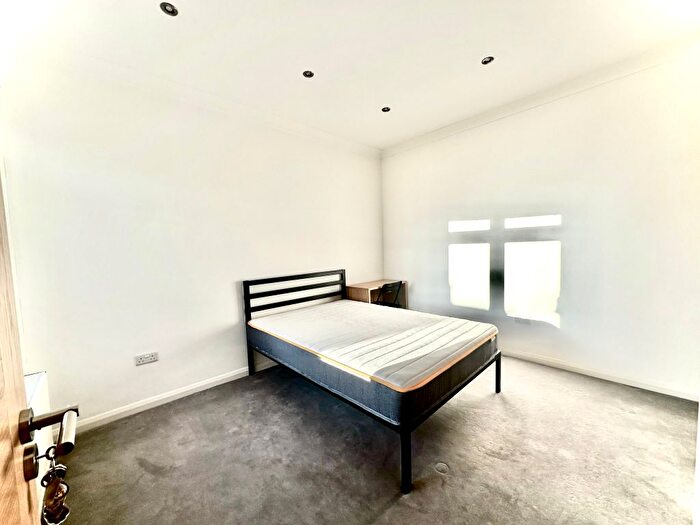 2 Bedroom Flat To Rent In Fulham Palace Road, Fulham, London, W6