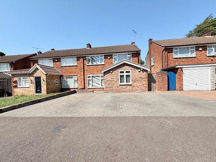 4 Bedroom Semi Detached House For Sale In Stanmore Crescent, Leagrave, Luton, Bedfordshire, LU3