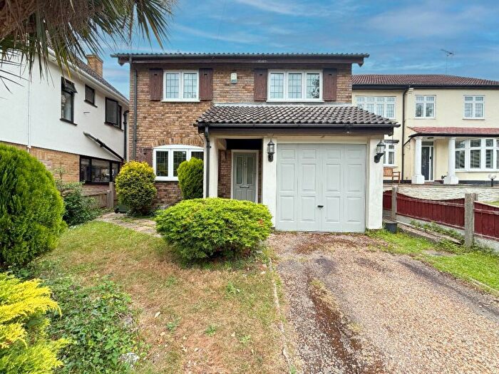 4 Bedroom Detached House For Sale In Hartswood, Romford, RM3