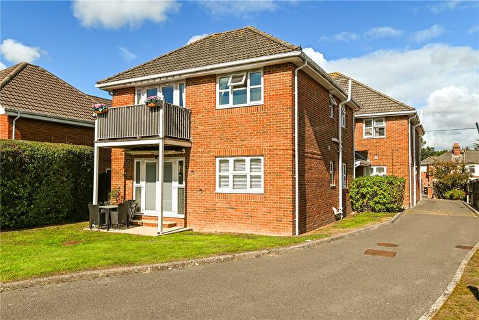 2 Bedroom Flat For Sale In Manor Road, New Milton, Hampshire, BH25